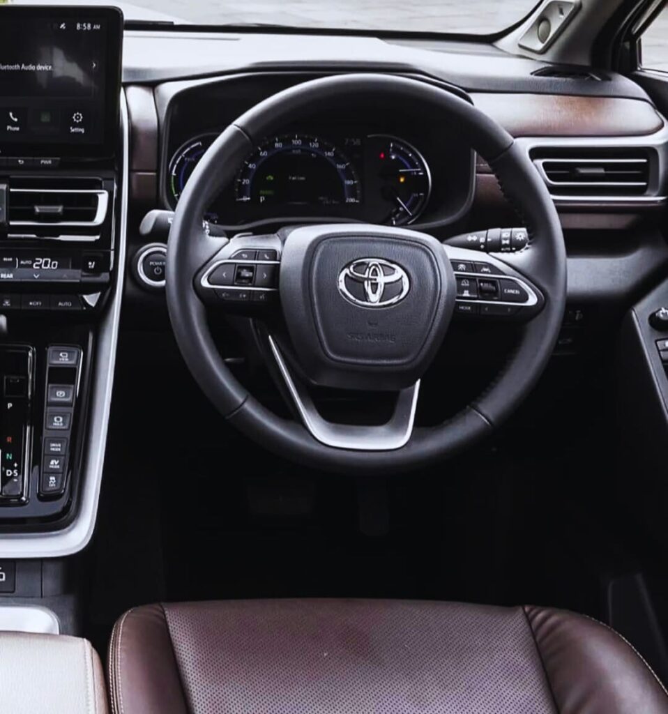 Toyota Innova Hycross